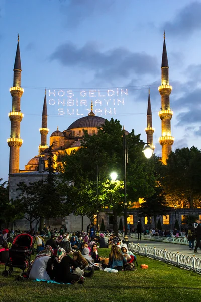 欢迎来到土耳其伊斯坦布尔蓝色清真寺的圣址上挂着长达11个月的苏丹式书信 圣址是两个尖塔之间的拉玛丹之夜的启示安排 — 图库照片