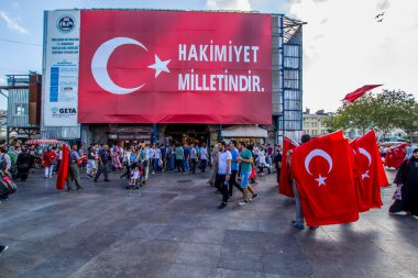 İSTANBUL, TURKEY-AĞUSTOS 7: Milyonlarca insan, 7 Ağustos 2016 tarihinde 15 Temmuz darbe girişimini protesto etmek amacıyla İstanbul Yenikapi bölgesindeki bir toplantı yerinde toplandı..