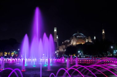 Ayasofya (Ayasofya) ve Sultan Ahmet Parkı 'ndan çeşme manzarası, İstanbul, Türkiye