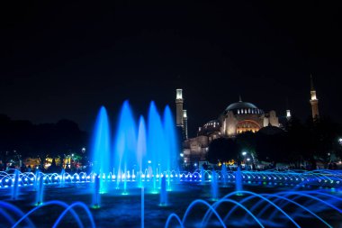 Ayasofya (Ayasofya) ve Sultan Ahmet Parkı 'ndan çeşme manzarası, İstanbul, Türkiye