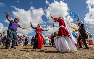 ISTANBUL, TURKEY - 27 Ağustos: Etnospor Kültür Festivali eski Osmanlı Türkçe kültürel etkinlikleri hakkındadır. Bezirganbahce Bölgesi Kucukcekmece, İstanbul, Türkiye 'den eski bir sedirhane var..
