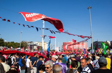 İSTANBUL, TURKEY-AĞUSTOS 7: Milyonlarca insan, 7 Ağustos 2016 tarihinde 15 Temmuz darbe girişimini protesto etmek amacıyla İstanbul Yenikapi bölgesindeki bir toplantı yerinde toplandı..