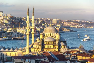ISTANBUL, TURKEY - 5 Mart 2016; Yeni Cami Camii İstanbul, Türkiye 'deki Yeni Cami ve Galata Köprüsü