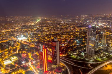 İSTANBUL, TURKEY - 31 Ocak 2016: İstanbul 'daki Safir İstanbul' un en büyük gökdelenleri, İstanbul 'u ve İstanbul Boğazı' nı gece gözleme kulesinden görebiliyordu