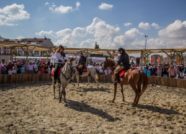 İSTANBUL, TURKEY - 13 Mayıs 2017: Etnospor Kültür Festivali Yenikapi, İstanbul, Türkiye 'deki eski Osmanlı Türkçesi kültürel etkinlikleri hakkında.