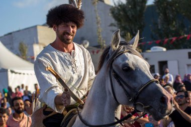ISTANBUL, TURKEY - 27 Ağustos: Etnospor Kültür Festivali eski Osmanlı Türkçe kültürel etkinlikleri hakkındadır. Bezirganbahce Bölgesi Kucukcekmece, İstanbul, Türkiye 'den eski bir sedirhane var..
