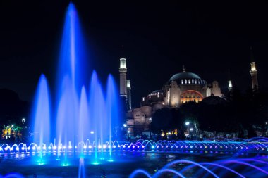 Ayasofya (Ayasofya) ve Sultan Ahmet Parkı 'ndan çeşme manzarası, İstanbul, Türkiye