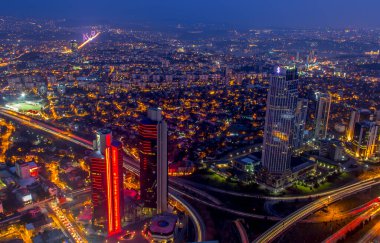 İSTANBUL, TURKEY - 31 Ocak 2016: İstanbul 'daki Safir İstanbul' un en büyük gökdelenleri, İstanbul 'u ve İstanbul Boğazı' nı gece gözleme kulesinden görebiliyordu
