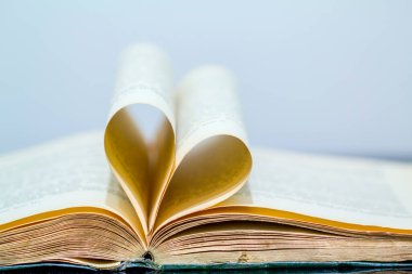 Eski kitap sayfaları açık kalp şeklinde. 