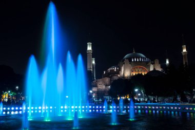 Ayasofya (Ayasofya) ve Sultan Ahmet Parkı 'ndan çeşme manzarası, İstanbul, Türkiye