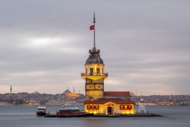 Arkaplanda İstanbul Bakire Kulesi