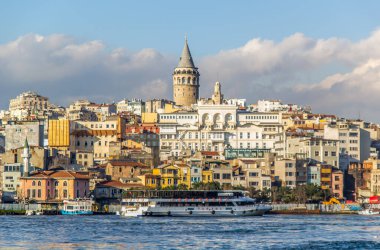 ISTANBUL, TURKEY - 5 Mart 2016; İstanbul, Galata Köprüsü ve Galata Kulesi