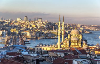 ISTANBUL, TURKEY - 5 Mart 2016; Yeni Cami Camii İstanbul, Türkiye 'deki Yeni Cami ve Galata Köprüsü