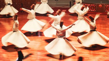 Semazen ya da Dervişler, Konya. Sufi dönen derviş (Semazen) dans eder. Semazen, ayine tanıklık edenlere Tanrı 'nın ruhsal hediyesini iletir..