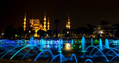 Ayasofya (Ayasofya) ve Sultan Ahmet Parkı 'ndan çeşme manzarası, İstanbul, Türkiye