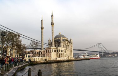 İSTANBUL, TURKEY - 27 Şubat 2016; İstanbul, Beşiktaş 'taki Ortakoy Camii, Boğaziçi' nin en popüler mekanlarından biri olan Ortakoy iskelesi meydanında yer almaktadır..