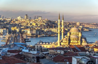 ISTANBUL, TURKEY - 5 Mart 2016; Yeni Cami Camii İstanbul, Türkiye 'deki Yeni Cami ve Galata Köprüsü