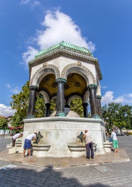 İSTANBUL, TURKEY - 6 Ağustos 2016 - İstanbul, Türkiye 'deki Sultanahmet' te Alman çeşmesi. Alman Kaynağı - Alman Kayzer II. Wilhelm 'in bir hediyesi. 1900 'de İstanbul' da kuruldu