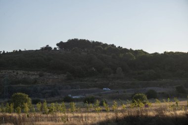 Yaz günü dağda gün batımı