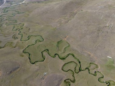 Ordu, Türkiye 'deki manzaralı Persembe Platosu' nun dikey hava görüntüsü. Bulutlu bir gökyüzünün altında yemyeşil tepeler ve yuvarlanan bozkır manzarası. Geleneksel dağlık yerleşim yerleri Karadeniz dağlarının yamaçlarına huzurlu bir atmosferde dağılmıştır..