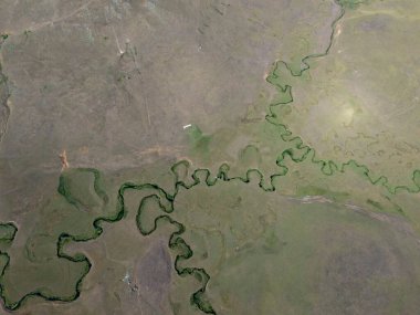 Ordu, Türkiye 'deki Persembe Platosu' ndaki kıvrımlı nehir yataklarının hava dikey görüntüsü. Yılanımsı su kıvrımları olan yeşil bir vadinin manzarası. Karadeniz dağlarının eşsiz doğal oluşumu ve coğrafi harikası..