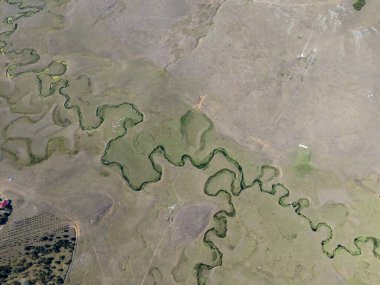 Ordu, Türkiye 'deki Persembe Platosu' ndaki kıvrımlı nehir yataklarının hava dikey görüntüsü. Yılanımsı su kıvrımları olan yeşil bir vadinin manzarası. Karadeniz dağlarının eşsiz doğal oluşumu ve coğrafi harikası..