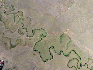 Ordu, Türkiye 'deki Persembe Platosu' ndaki kıvrımlı nehir yataklarının hava dikey görüntüsü. Yılanımsı su kıvrımları olan yeşil bir vadinin manzarası. Karadeniz dağlarının eşsiz doğal oluşumu ve coğrafi harikası..