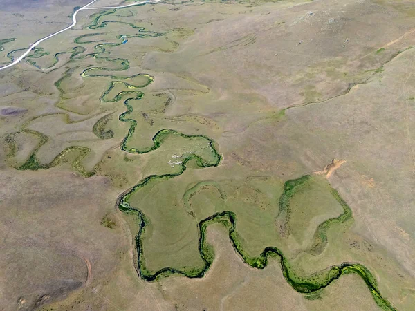 Ordu 'nun Persembe Platosu' ndaki sisli dağlar ve çam ormanlarının havadan görünüşü. Geleneksel dağlık evlerle dolu yemyeşil tepelerin üzerinde süzülen sis. Karadeniz bölgesinin dramatik ve karamsar doğal manzarası bulutlu bir yaz gökyüzü altında.