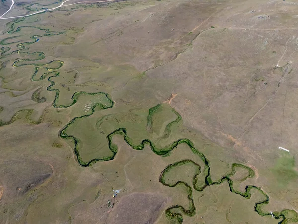 Ordu, Türkiye 'deki manzaralı Persembe Platosu' nun dikey hava görüntüsü. Bulutlu bir gökyüzünün altında yemyeşil tepeler ve yuvarlanan bozkır manzarası. Geleneksel dağlık yerleşim yerleri Karadeniz dağlarının yamaçlarına huzurlu bir atmosferde dağılmıştır..