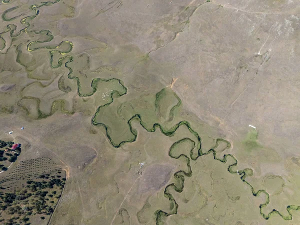 Türkiye 'nin Ordu kentindeki Persembe Platosu' nda havadan seyyar yılan manzarası. Dolambaçlı bir nehir yeşil vadi boyunca karmaşık doğal desenler yaratır. Açık bir yaz gökyüzü altında Karadeniz dağlarının çarpıcı coğrafi harikası.