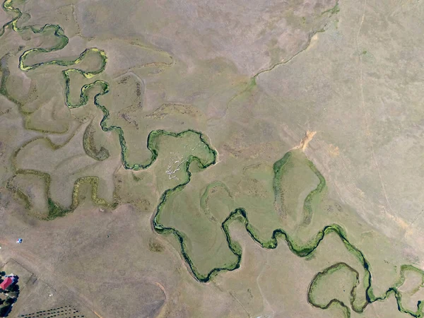 Ordu, Türkiye 'deki Persembe Platosu' ndaki kıvrımlı nehir yataklarının hava dikey görüntüsü. Yılanımsı su kıvrımları olan yeşil bir vadinin manzarası. Karadeniz dağlarının eşsiz doğal oluşumu ve coğrafi harikası..