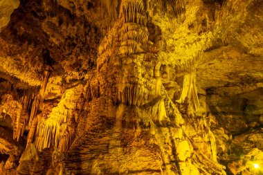 Dağlardaki güzel mağara