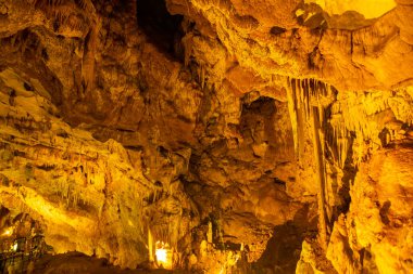 Gürcistan 'daki Mtitna Mağarası' nda sarkıtlar.