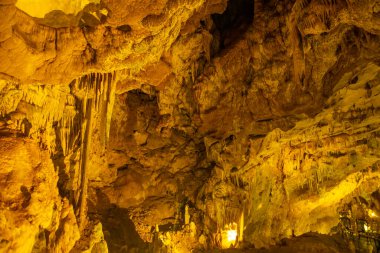 Dağlardaki güzel mağara