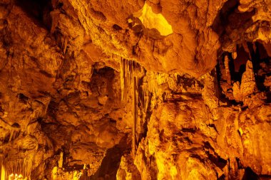 Sarkıtlı mağara, dikitler.