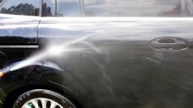 Yazın arabayı hortumla yıkıyorum.