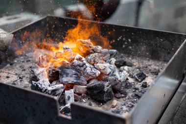 Evde meşaleli şenlik ateşi