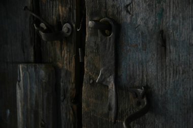 Ahşap kapıdaki eski paslı kilit       