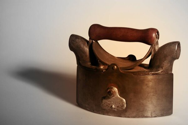 Старое железо на белом фоне
