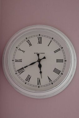 Yanlara monte edilmiş büyük bir saat.