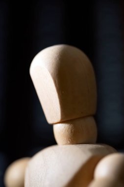 Koyu arkaplanda ahşap bir manikin