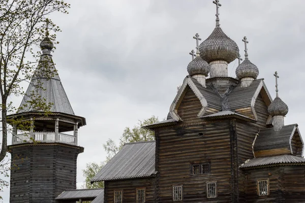 Vieille église orthodoxe en bois. Architecture en bois russe — Photo