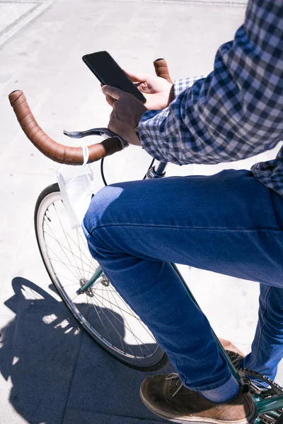 Detalhe Jovem Com Telefone Celular Bicicleta Engrenagem Fixa Rua Fotos — Fotografia de Stock