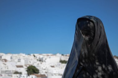 Vejer de la Frontera, İspanya, 3 Temmuz 2020: Arkasındaki köyle kaplı bir kadın heykeli. Bölgenin tipik özelliği. Vejeriega.