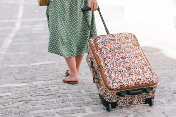 Vrouw Een Groene Jurk Loopt Met Een Koffer Een Straat — Stockfoto