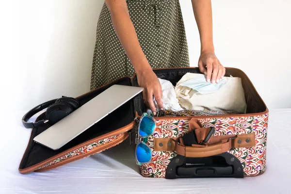 Mooie Vrouw Met Groene Jurk Verpakking Koffer Thuis Met Haar — Stockfoto