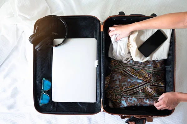 Vrouwenhanden Die Thuis Koffer Inpakken Met Haar Laptop Zonnebril Koptelefoon — Stockfoto