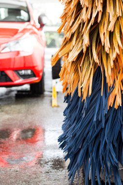 Otomatik makinede oto yıkama fırçasının ayrıntıları. Kırmızı araç..