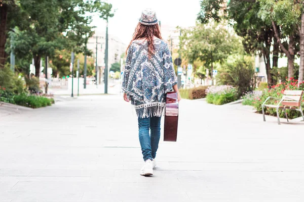 Jonge Moderne Vrouw Loopt Door Straat Met Haar Gitaar Haar — Stockfoto