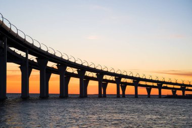 Güzel Sunset 'teki Highway Köprüsü. Turuncu Gün Batımı